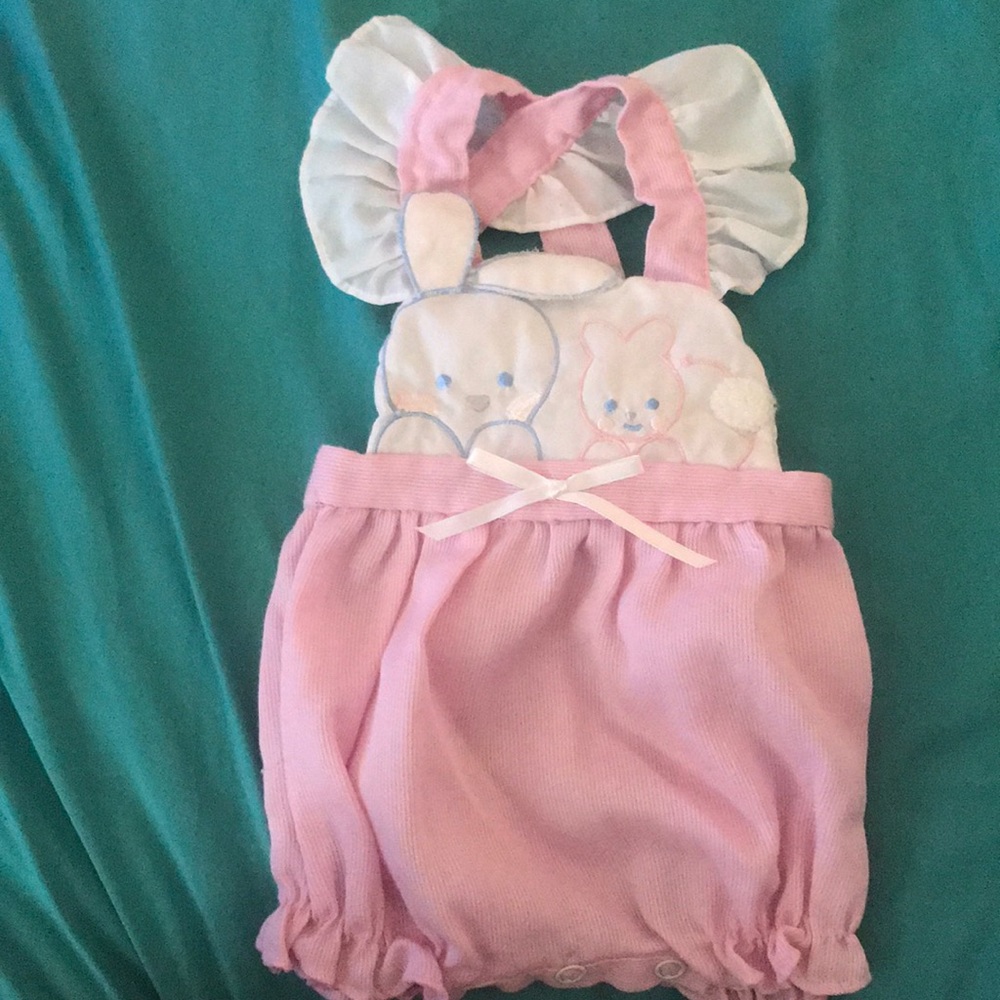 Size Newborn girls Eater Outfit. Only tried on.